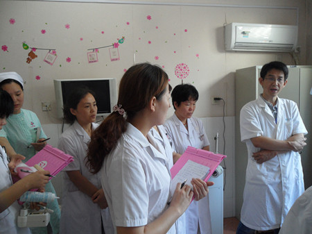 8月8日安徽省立医院妇产科李敏主任来院指导工作